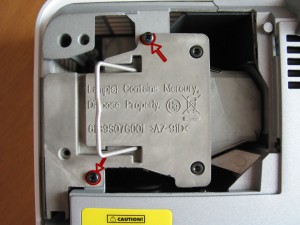 открываем ручку и отвинчиваем 2 шурупа